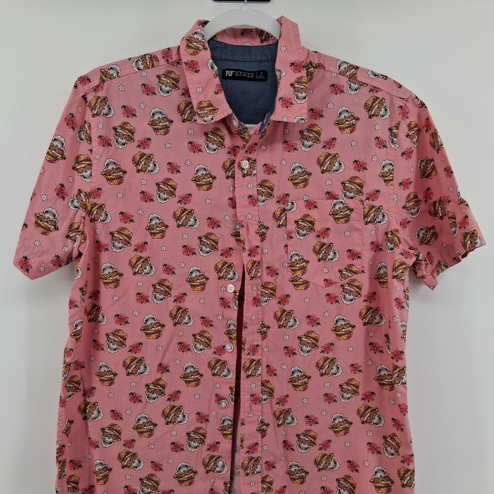 Casual Short-Sleeve Button-Down Shirt in Pink with Novelty Print
